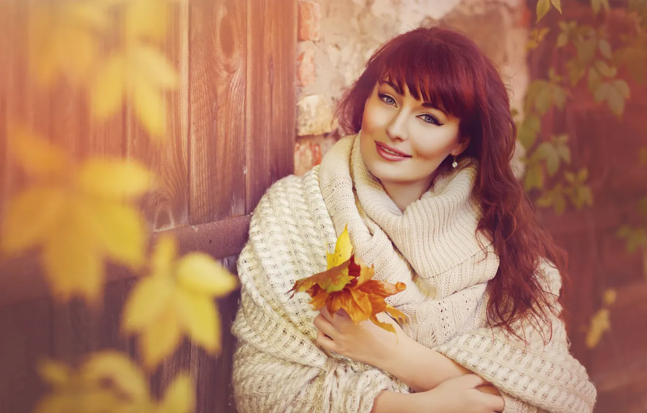 Фото обои осень, листья, девушка, шатенка, шаль, свитер