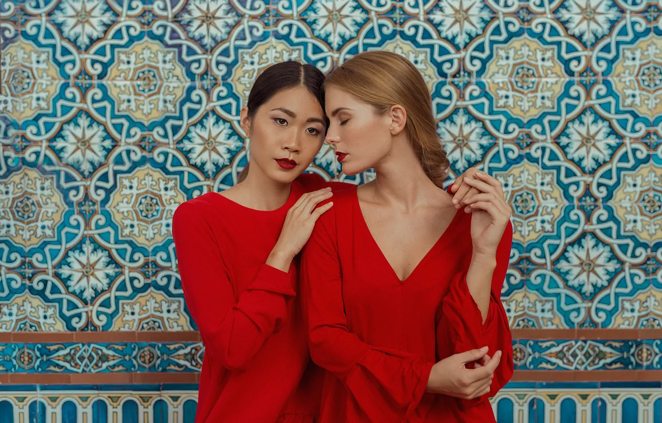 Фото обои стена, настроение, узор, красное платье, две девушки