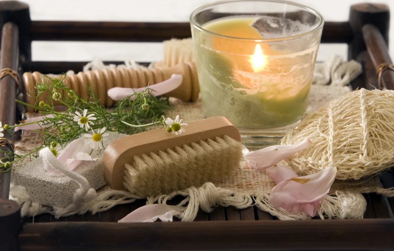 Фото обои свеча, лепестки, ромашка, щётка, спа, petals, candle, brush