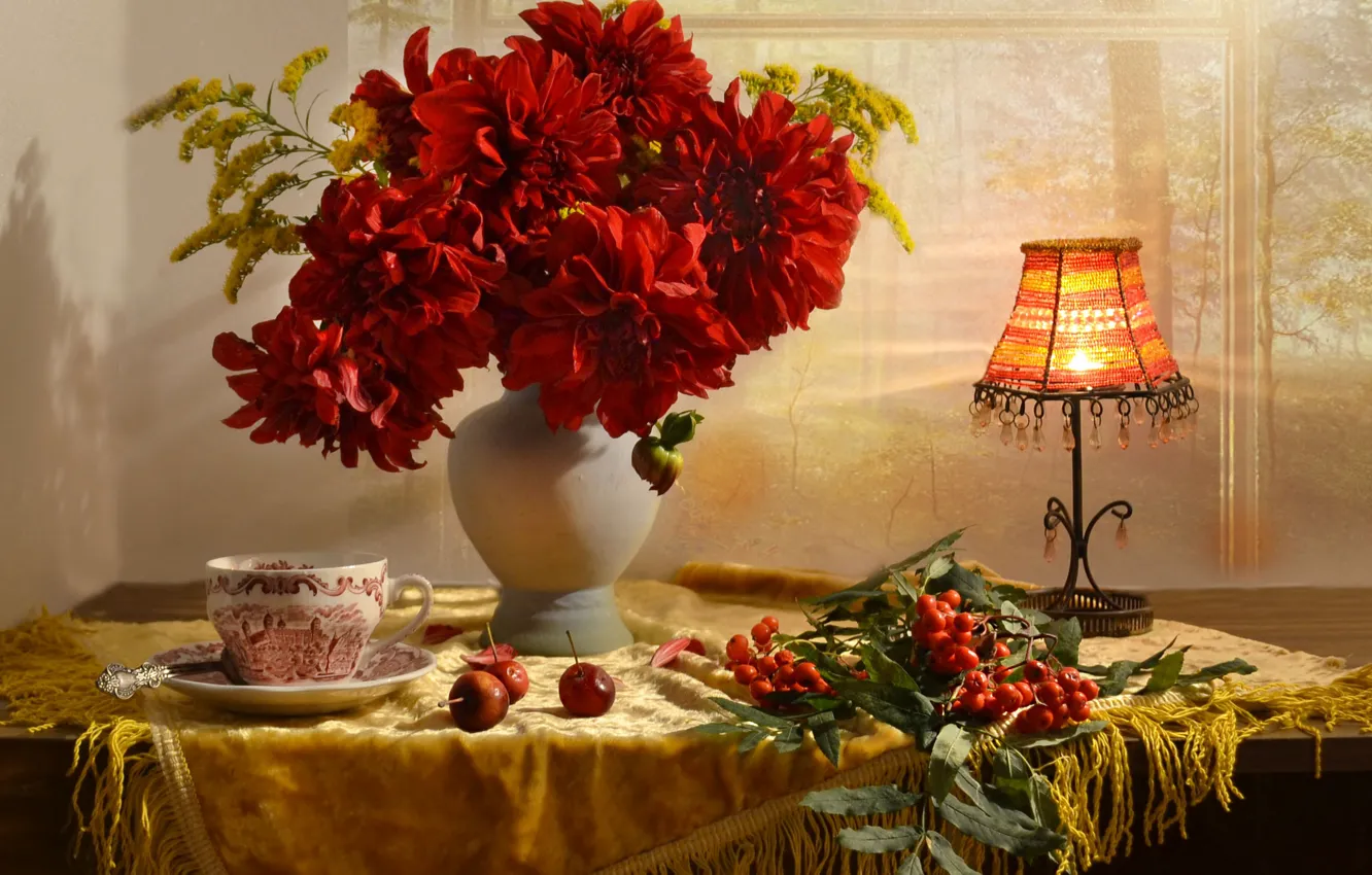 Фото обои цветы, лампа, чашка, натюрморт, столик, рябина, гроздья, георгины