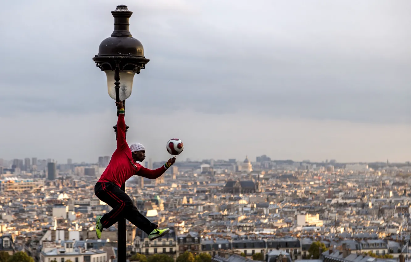 Фото обои Франция, Париж, мяч, панорама, фонарь, Paris, футболист, France