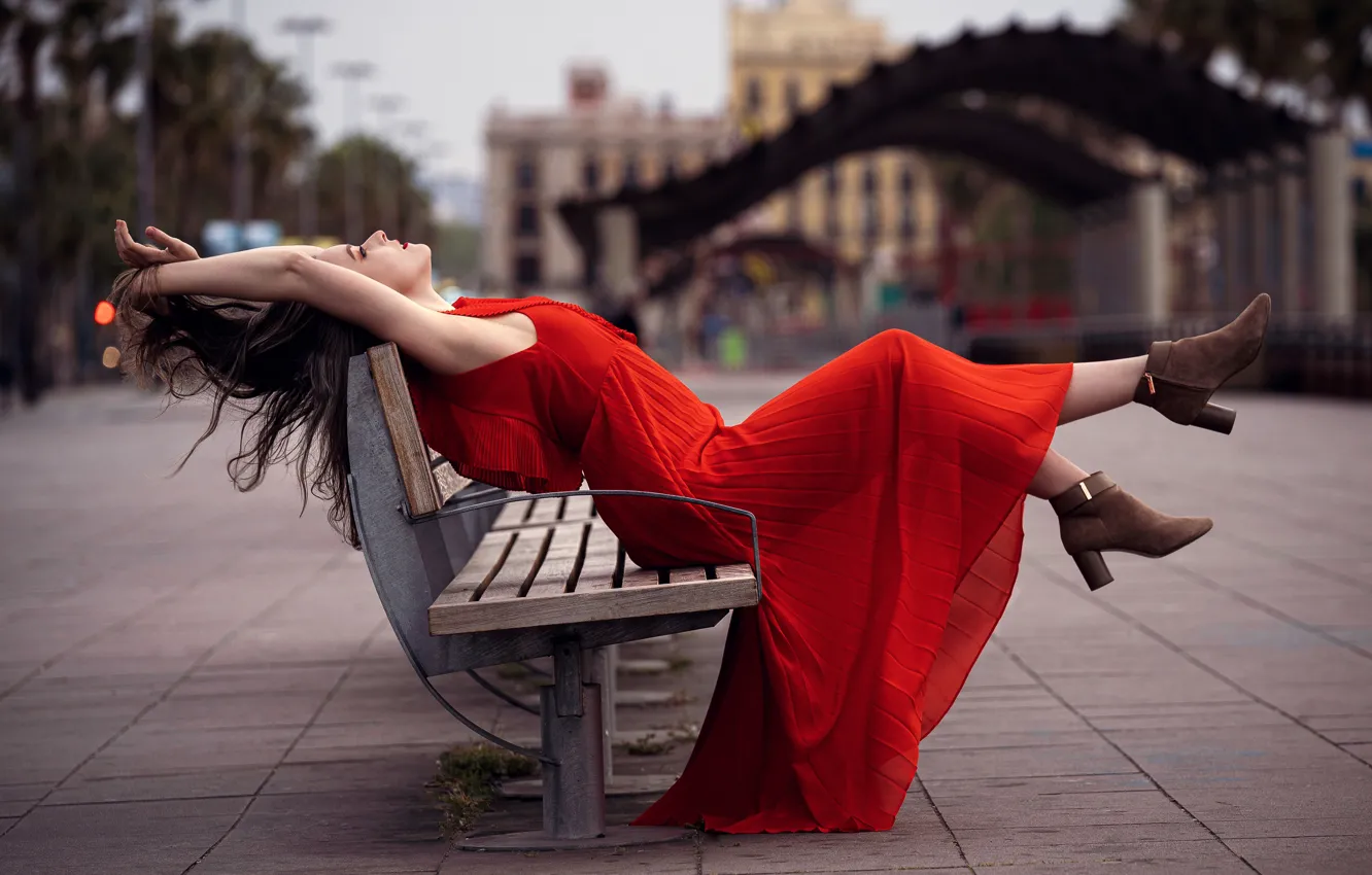 Фото обои девушка, скамейка, город, поза, настроение, площадь, красное платье, Tímea Csürös