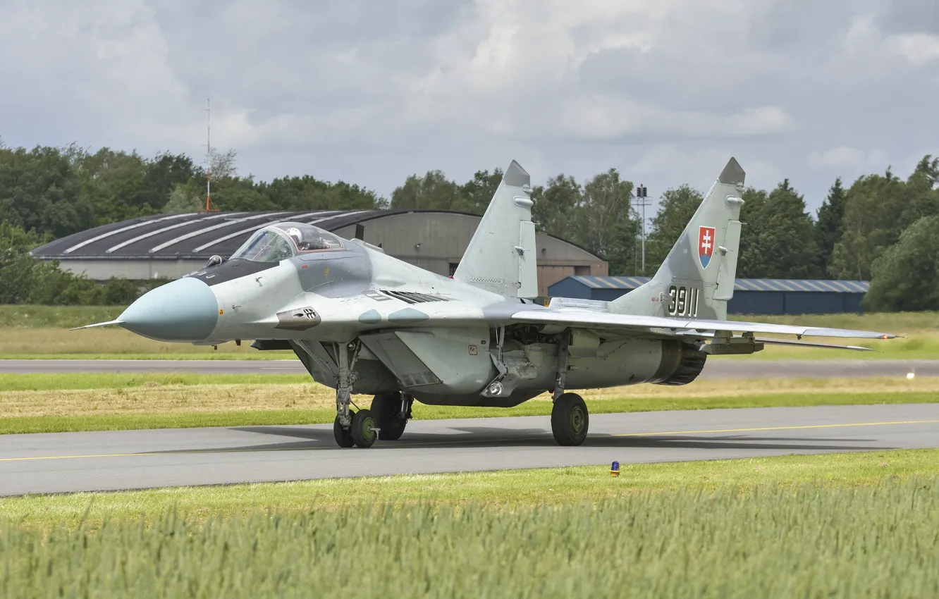 Фото обои истребитель, аэродром, MiG-29, МиГ-29, ВВС Словакии