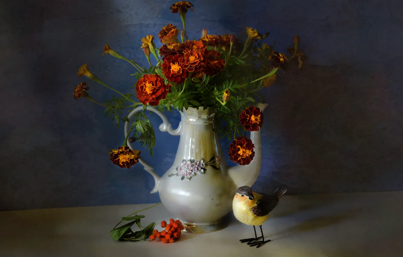 Фото обои цветы, стол, букет, ваза, статуэтка, птичка, натюрморт, предметы