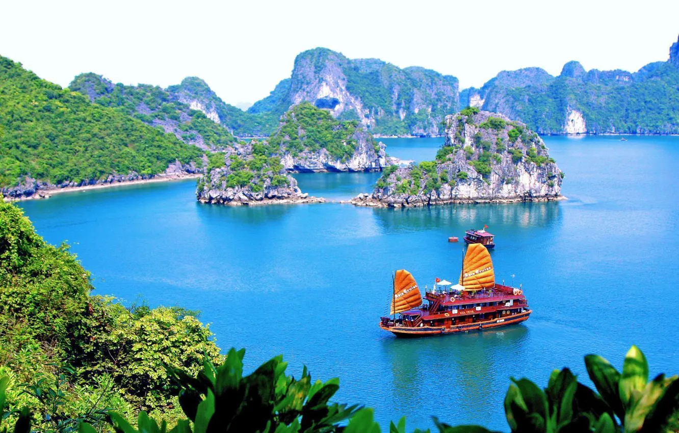 Фото обои море, горы, корабль, бухта, Вьетнам, Халонг