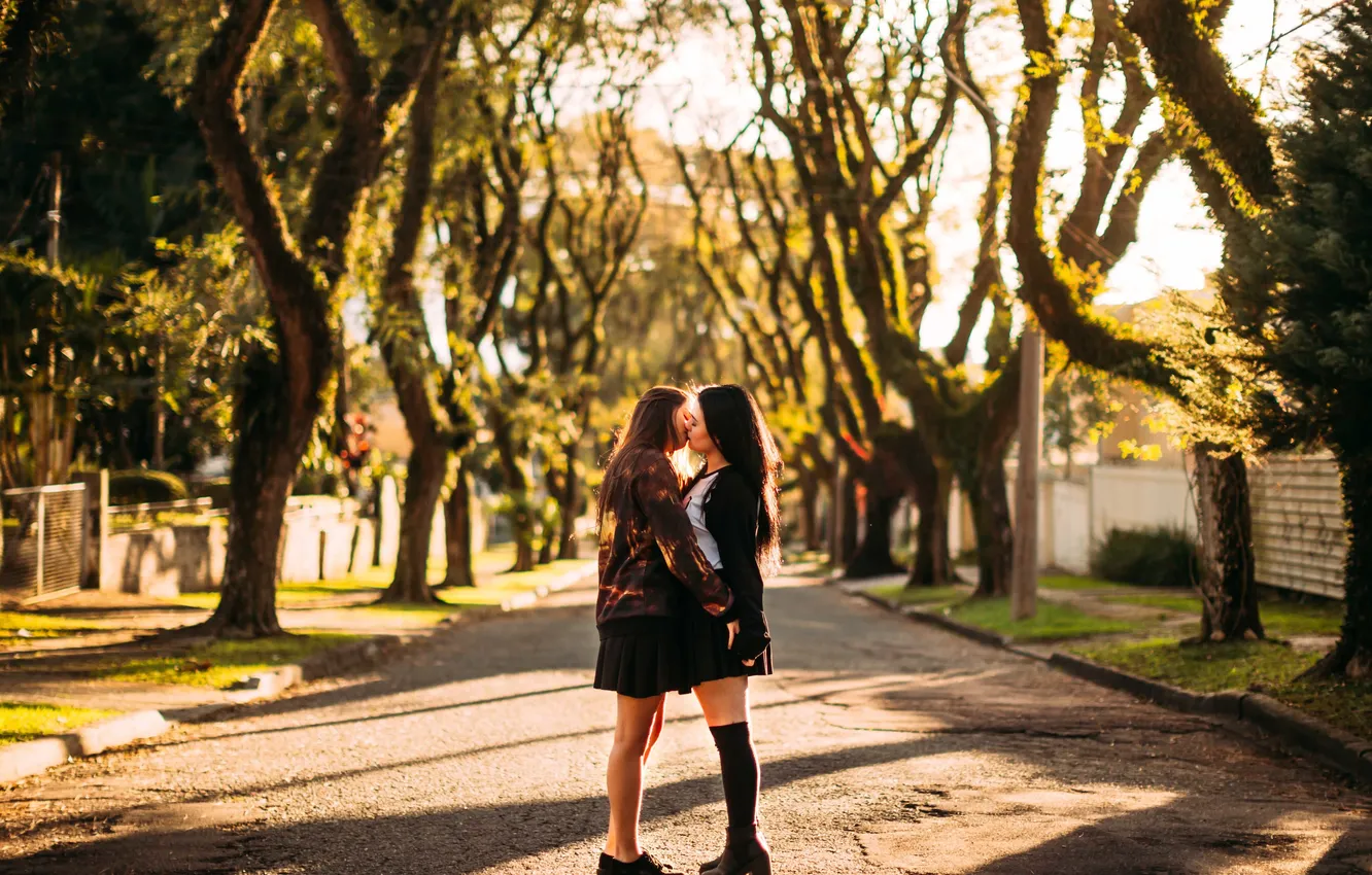 Фото обои trees, girls, street, kiss, shadows, sunlight