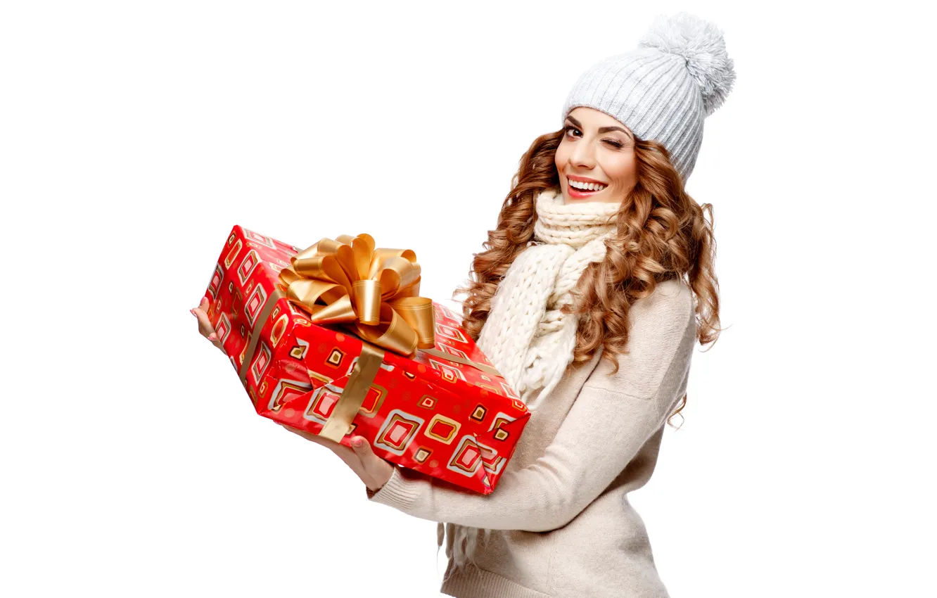 Фото обои девушка, радость, улыбка, праздник, коробка, подарок, шапка, шарф