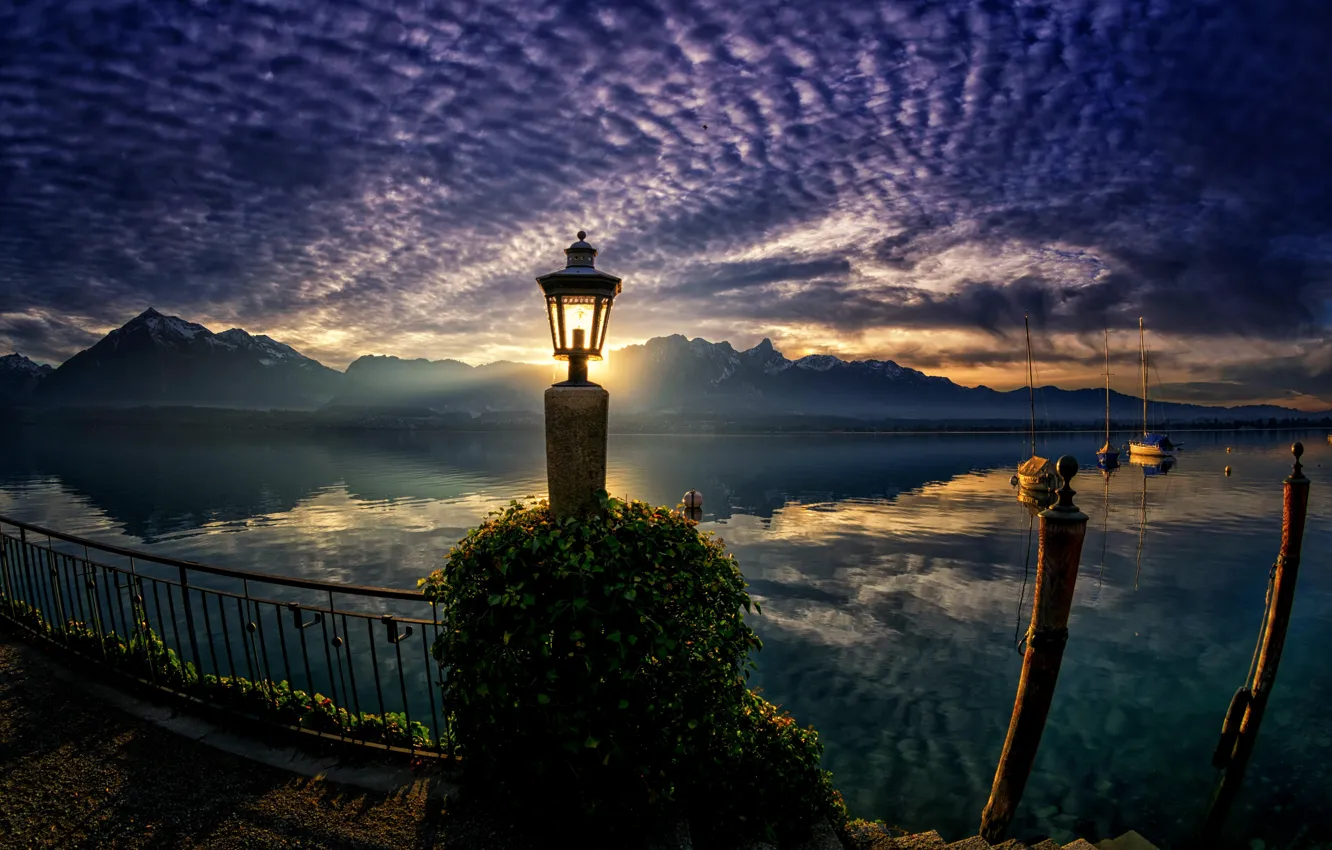 Фото обои пейзаж, закат, горы, природа, лодки, Швейцария, фонарь, Тунское озеро