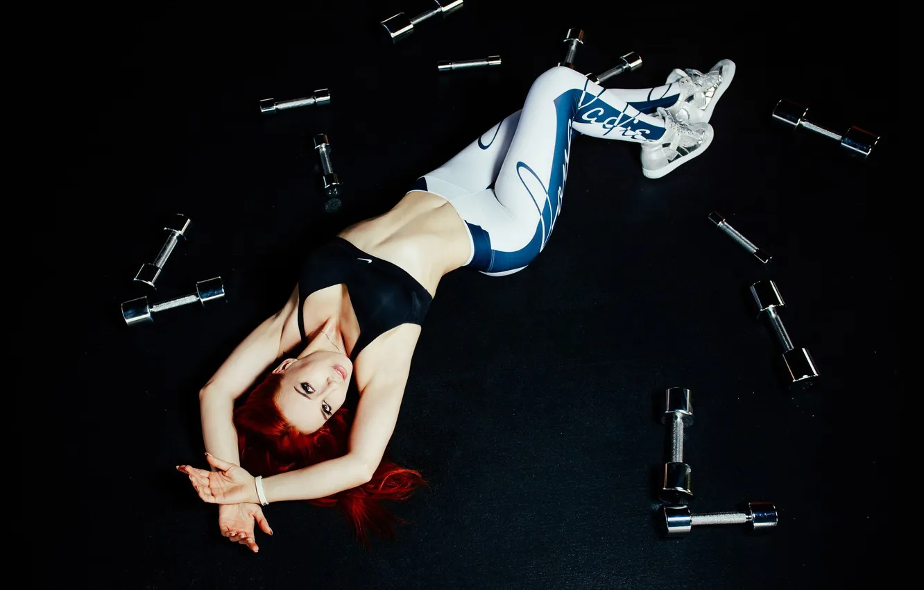 Фото обои sports, fitness model, sneakers, dumbbells
