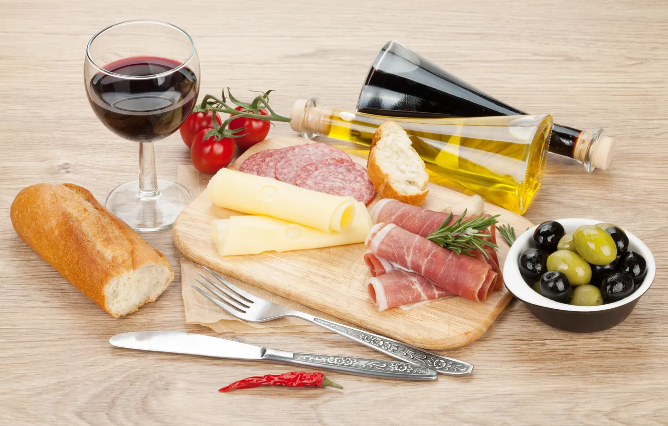 Фото обои вино, масло, сыр, доска, вилка, помидоры, оливки, колбаса