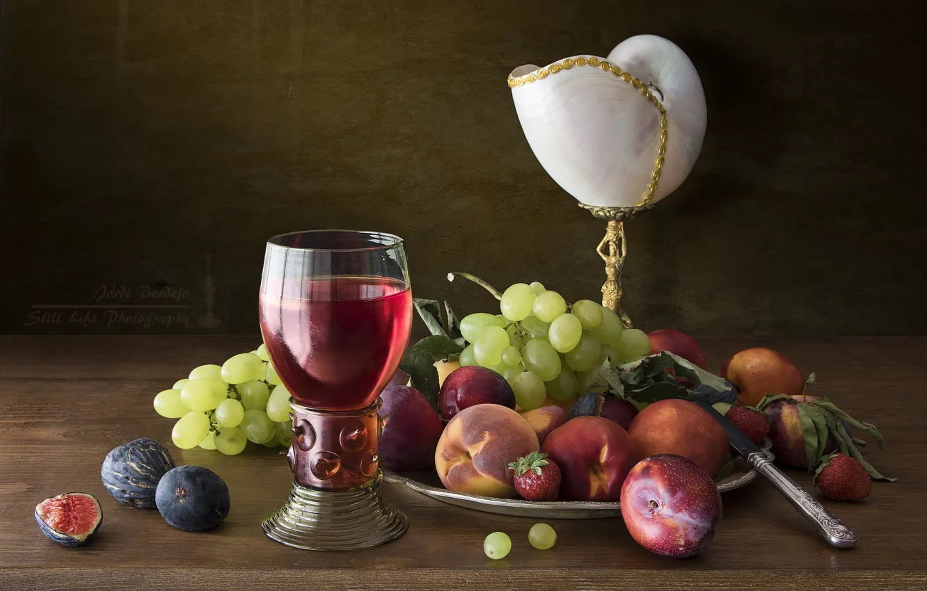 Фото обои вино, бокал, ракушка, клубника, виноград, натюрморт, сливы, персик