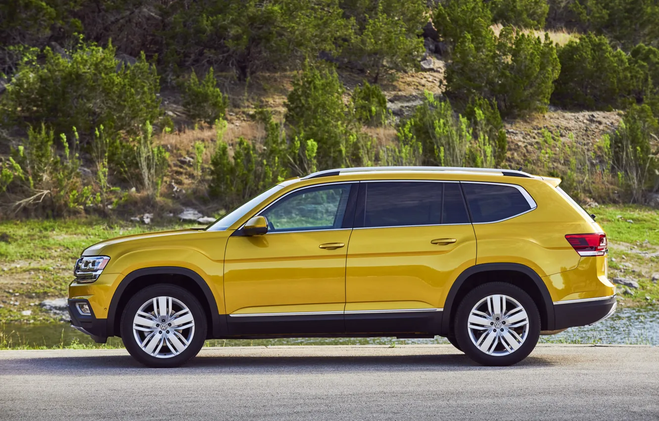Фото обои жёлтый, Volkswagen, стоянка, кустарник, Atlas, 2017
