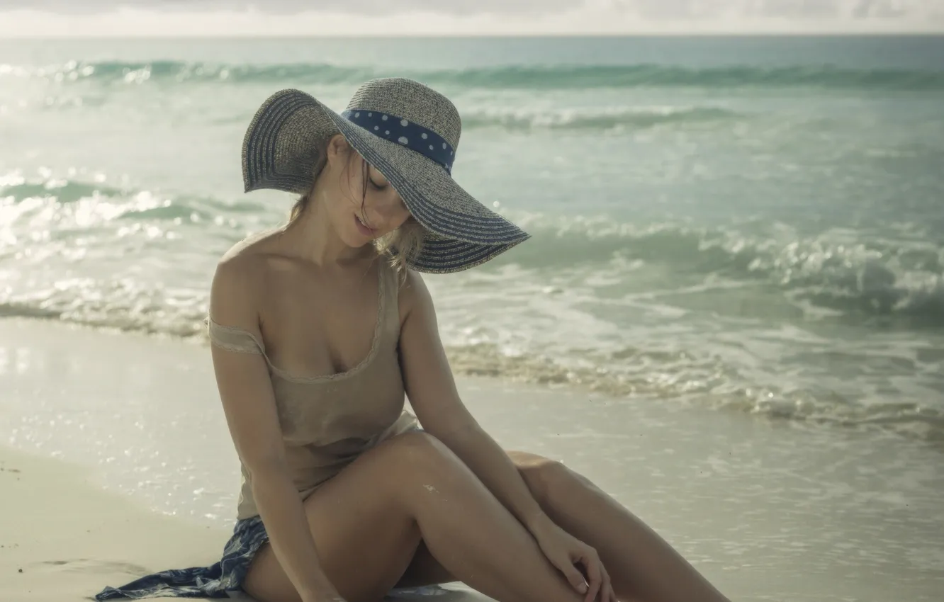 Фото обои песок, море, девушка, берег, сердце, юбка, шляпа, босиком
