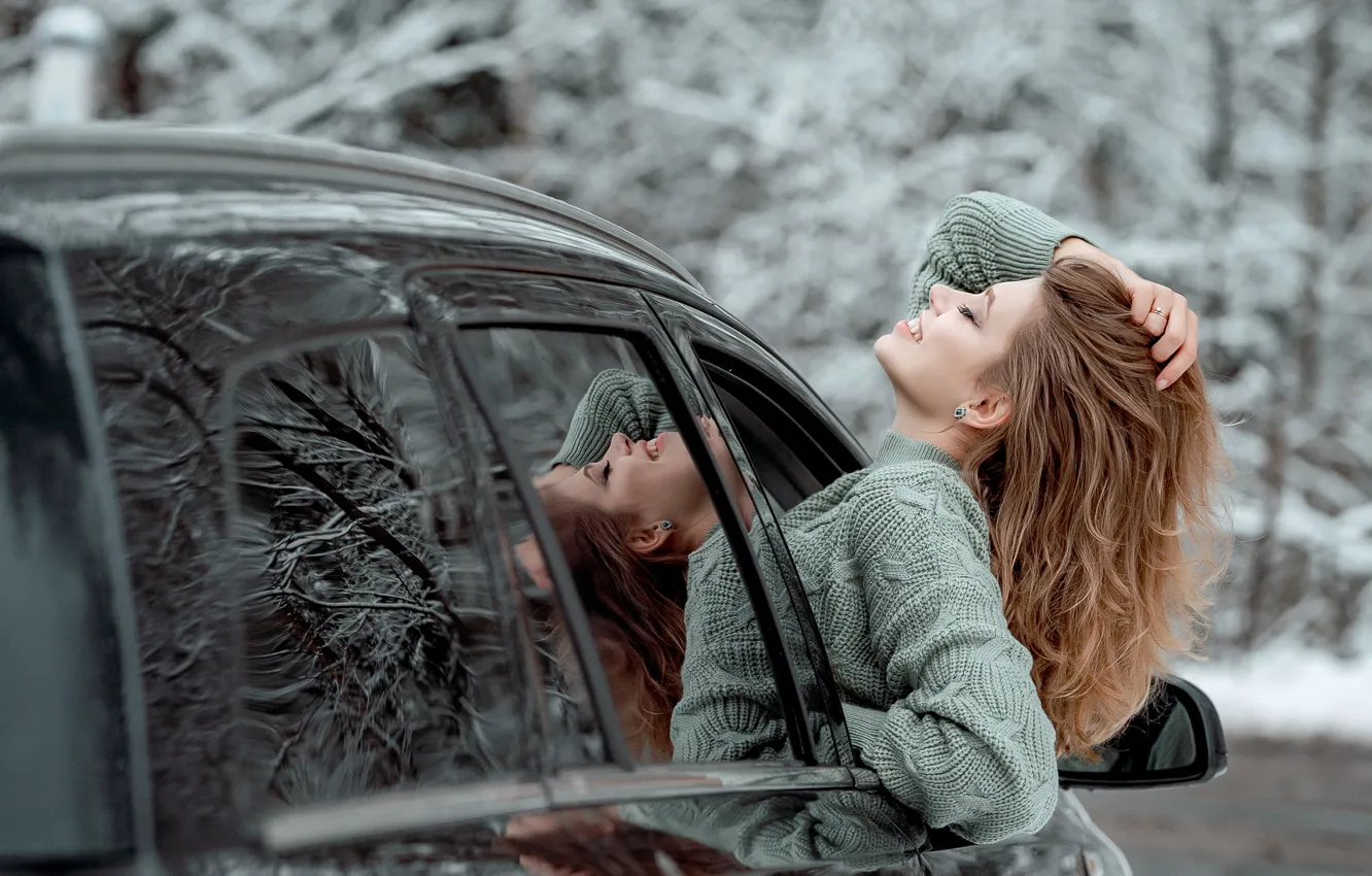 Фото обои машина, авто, девушка, лицо, поза, настроение, волосы, свитер