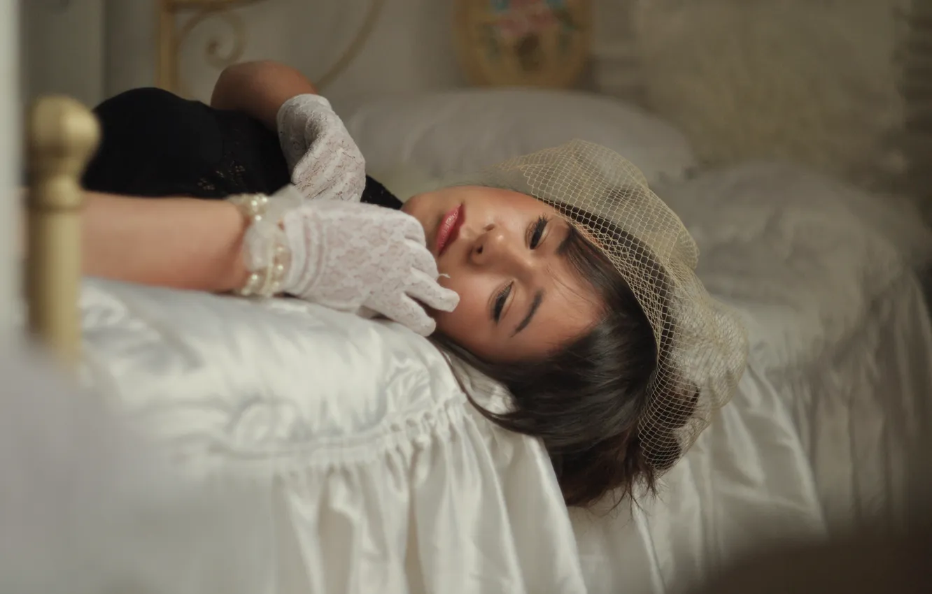 Фото обои девушка, поза, постель, лежит, перчатки, браслет