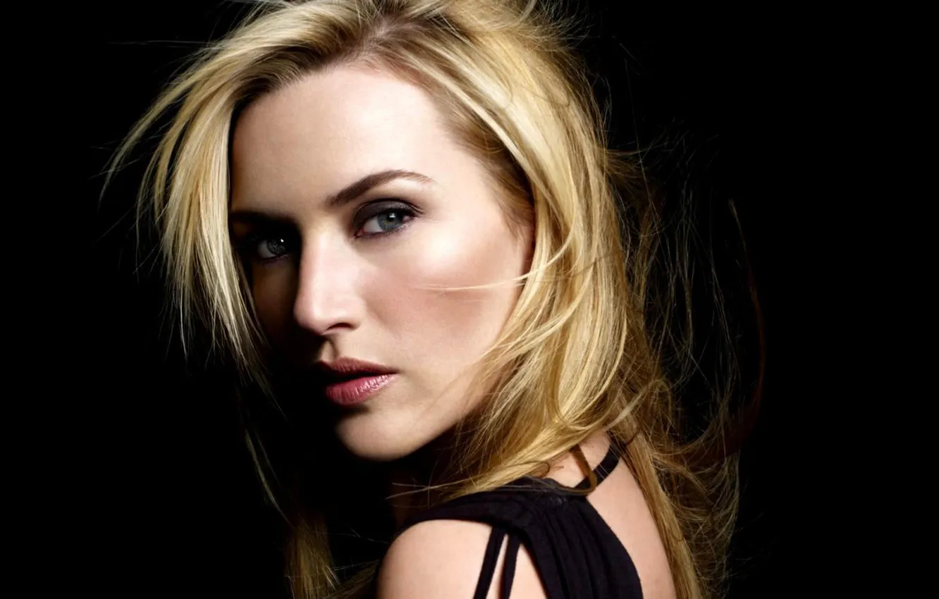 Фото обои взгляд, блондинка, черный фон, Kate Winslet, Кейт Уинслет