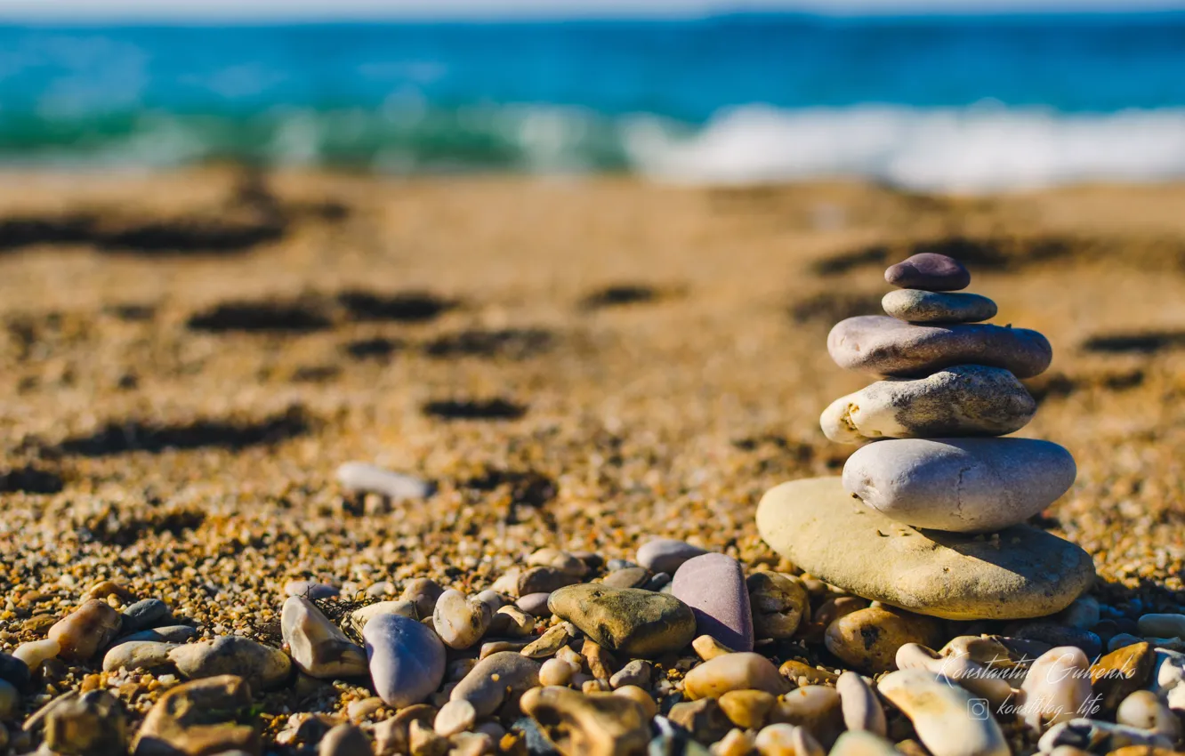 Фото обои песок, море, пляж, камни, отдых, крым, пирамидка, пирамидка из камней