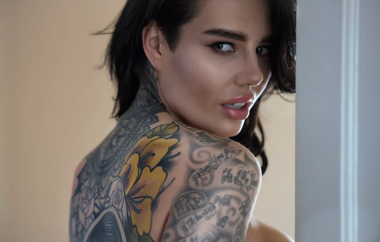 Фото обои тату, губы, плечи, Jack Russell