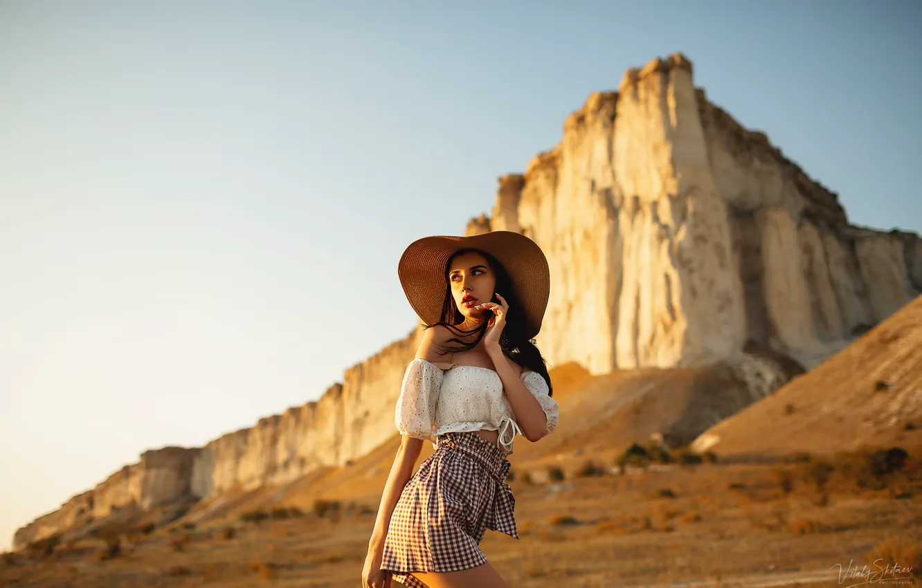 Фото обои girl, legs, hat, photo, photographer, model, brunette, shirt