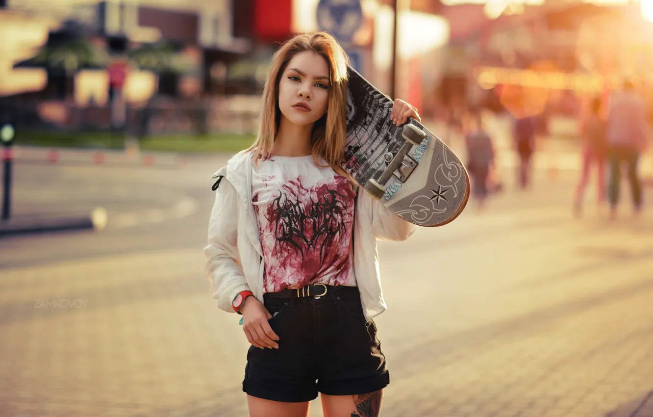 Фото обои взгляд, девушка, поза, шорты, футболка, скейтборд, Артём Замковой