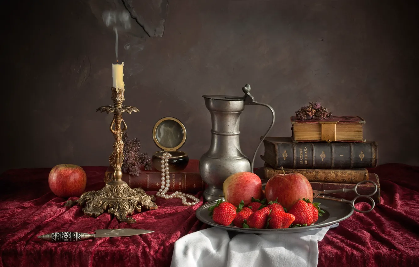 Фото обои яблоки, книги, свеча, ожерелье, клубника, нож, посуда, натюрморт