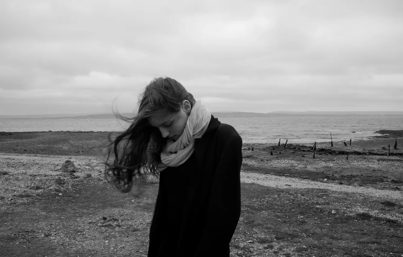 Фото обои море, ветер, берег, волосы, шарф, ч/б, певица, погода