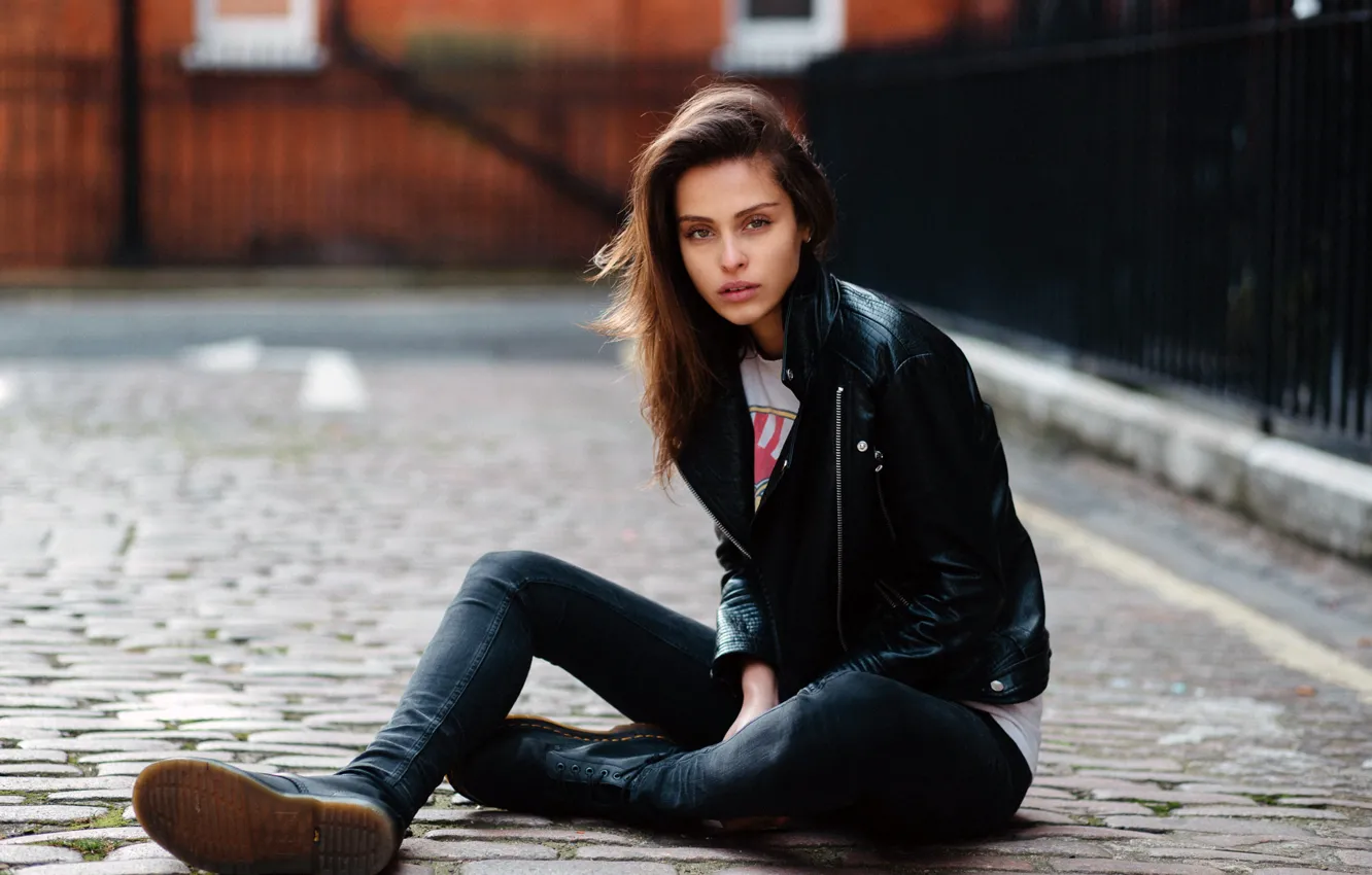Фото обои girl, long hair, photo, photographer, model, bokeh, lips, jeans