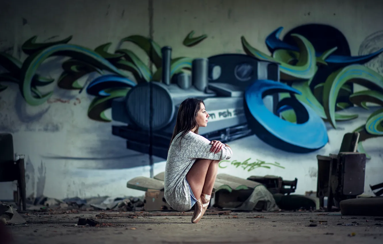 Фото обои girl, graffiti, legs, woman, stretch, model, street, bokeh