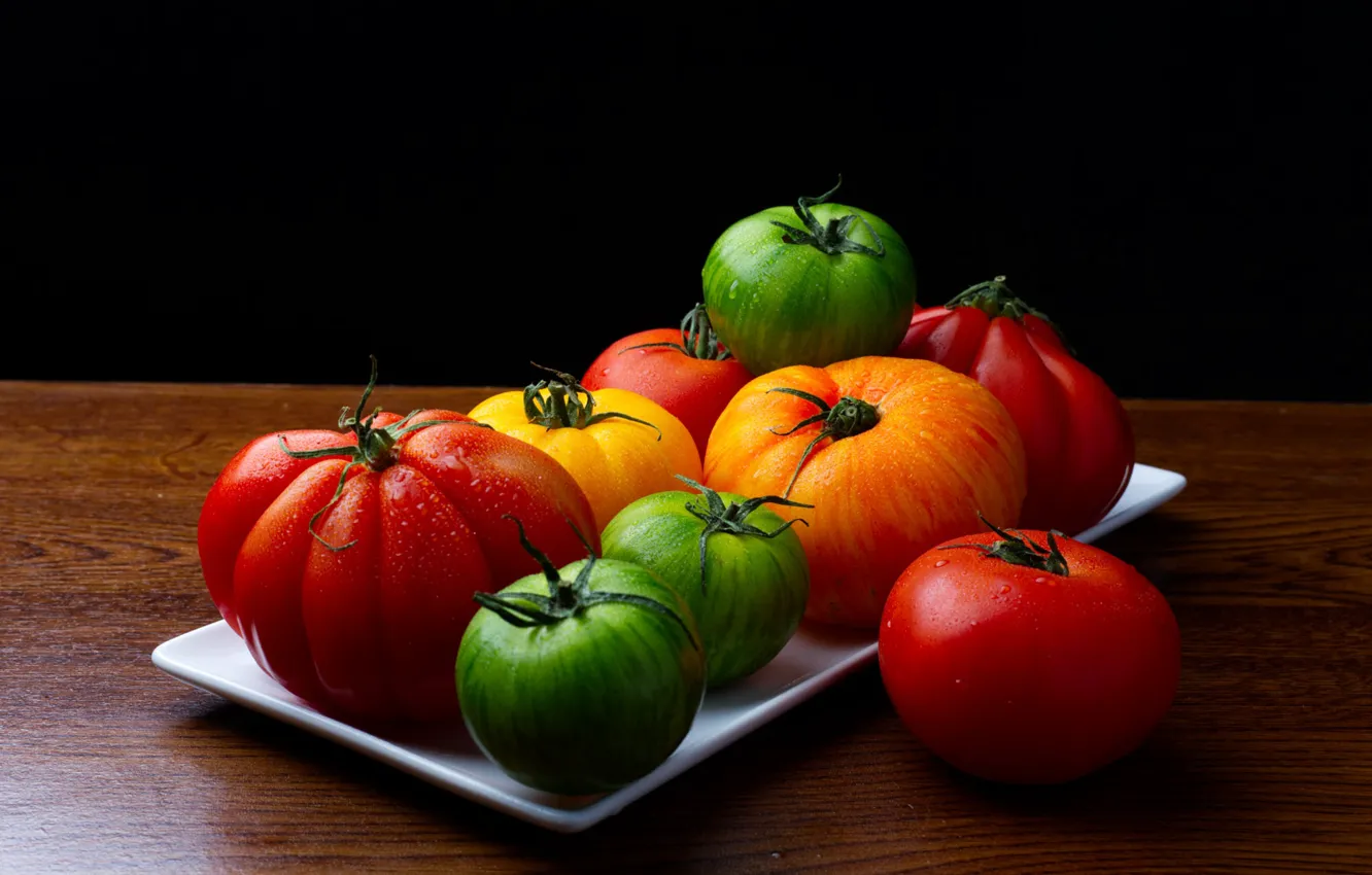 Фото обои капли, стол, яркие, урожай, зеленые, красные, черный фон, оранжевые