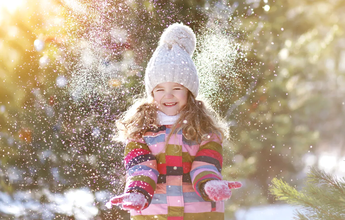 Фото обои зима, снег, радость, улыбка, шапка, ребенок, руки, куртка