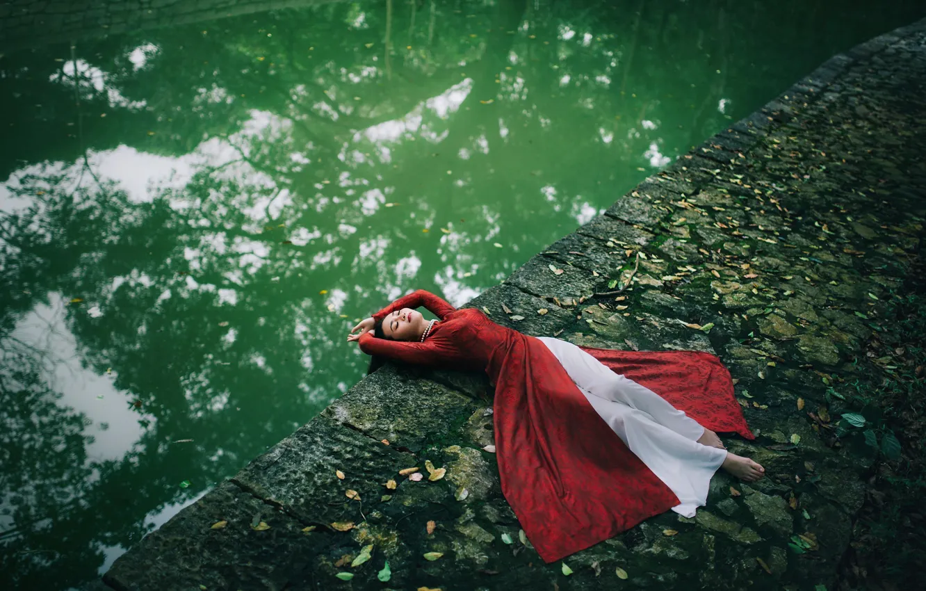 Фото обои девушка, поза, лежит, азиатка, красное платье, водоем, закрытые глаза