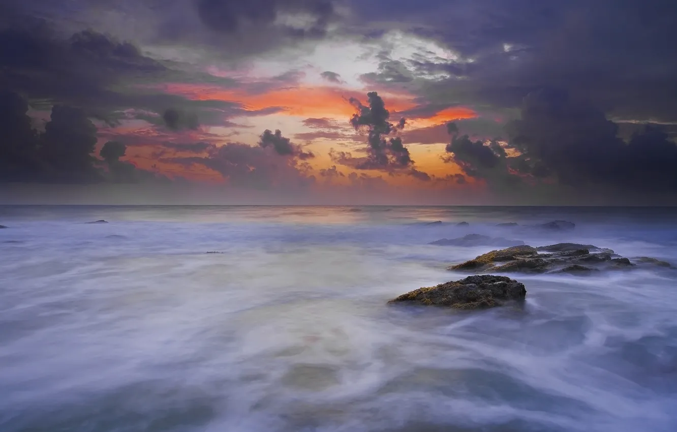 Фото обои небо, облака, тучи, камни, рассвет, берег, Море, утро