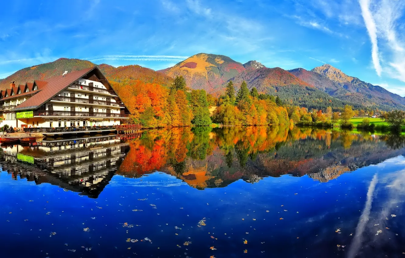 Фото обои осень, небо, горы, озеро, дом, отель