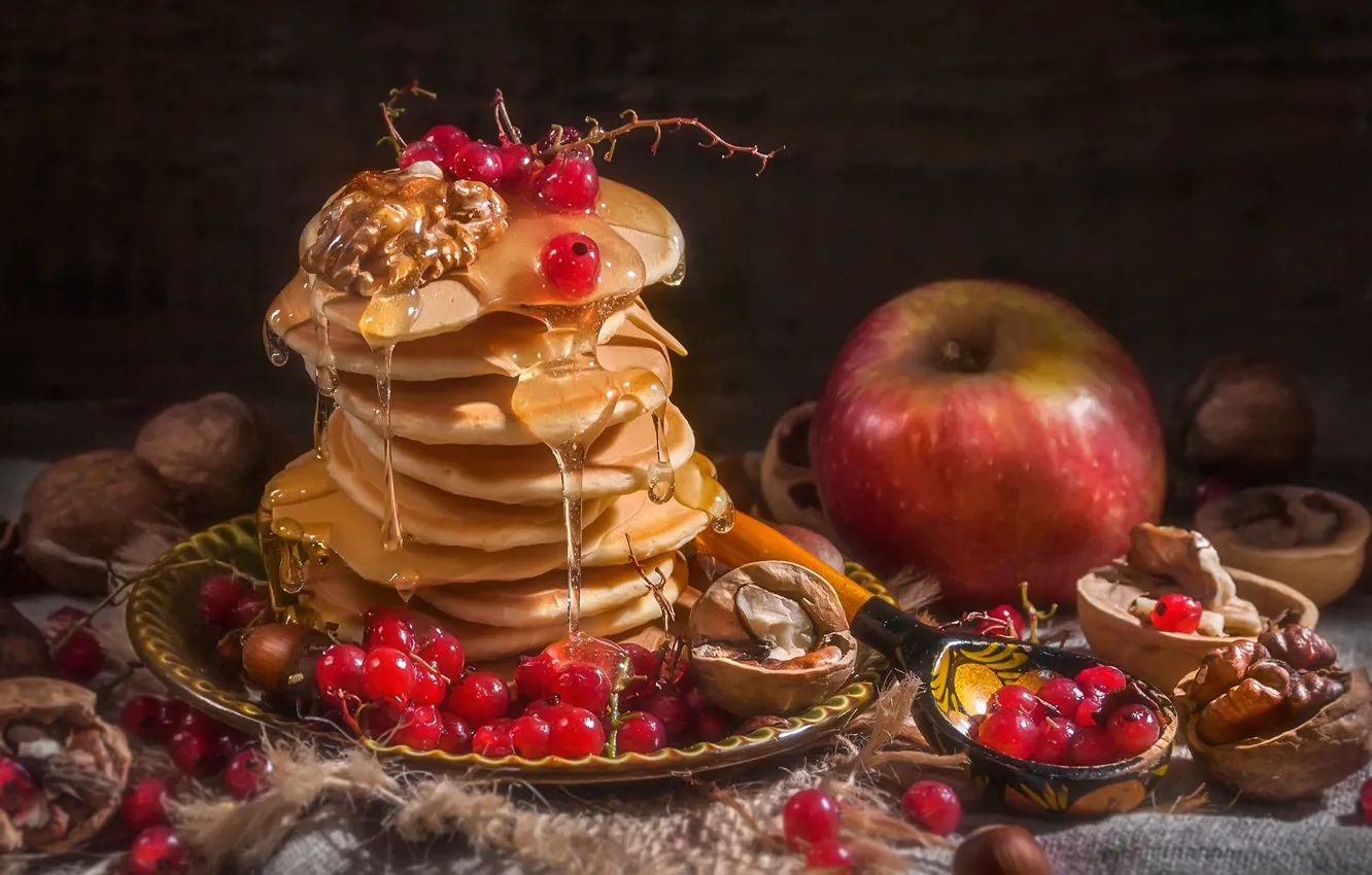 Фото обои ягоды, яблоко, ложка, орехи, мёд, оладьи, красная смородина, Владимир Володин