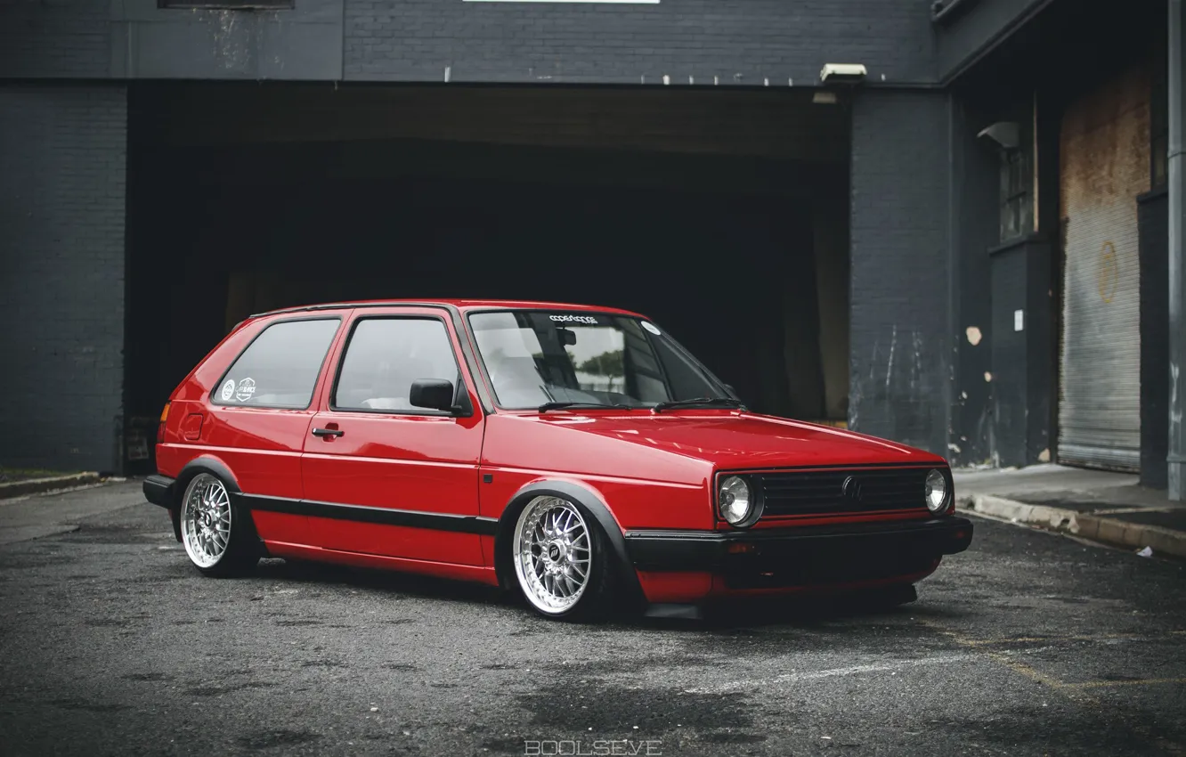 Фото обои volkswagen, red, wheels, golf, tuning, front, face, germany