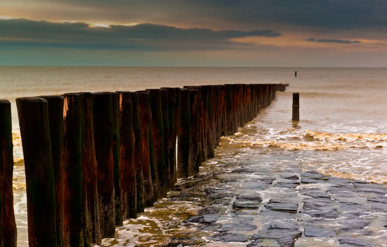 Фото обои море, камни, столбы, ряд, булыжники