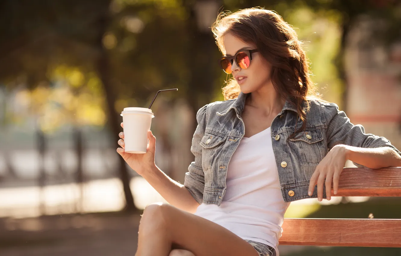 Фото обои girl, fashion, woman, park, away, jeans, bench, drink