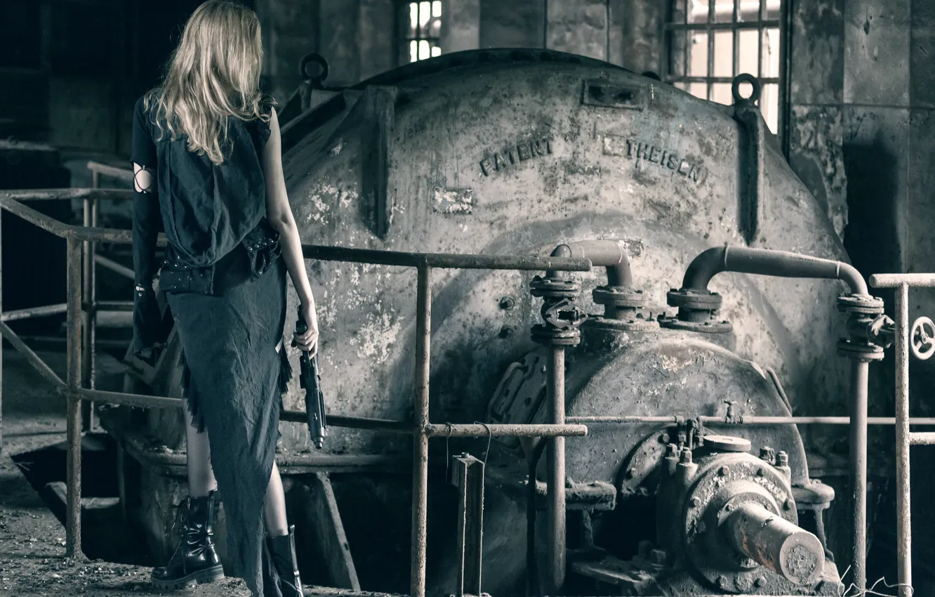 Фото обои девушка, оружие, механизм, ботинки