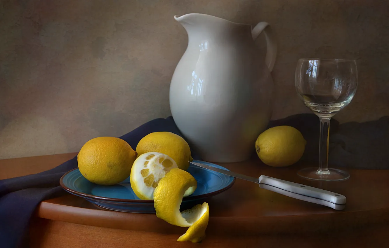 Фото обои лимон, бокал, тарелка, нож, посуда, натюрморт, молочник