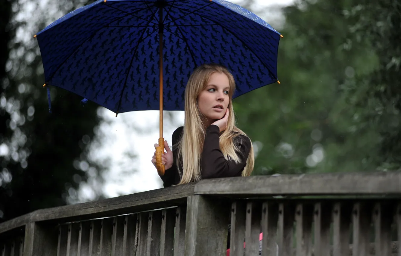 Фото обои взгляд, зонт, блондинка, погода