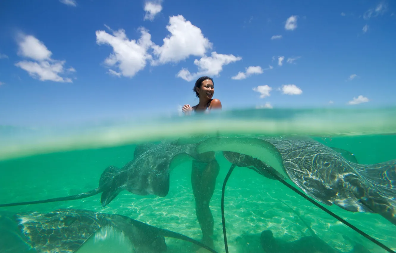 Фото обои девушка, океан, ситуация, скаты, полинезийка
