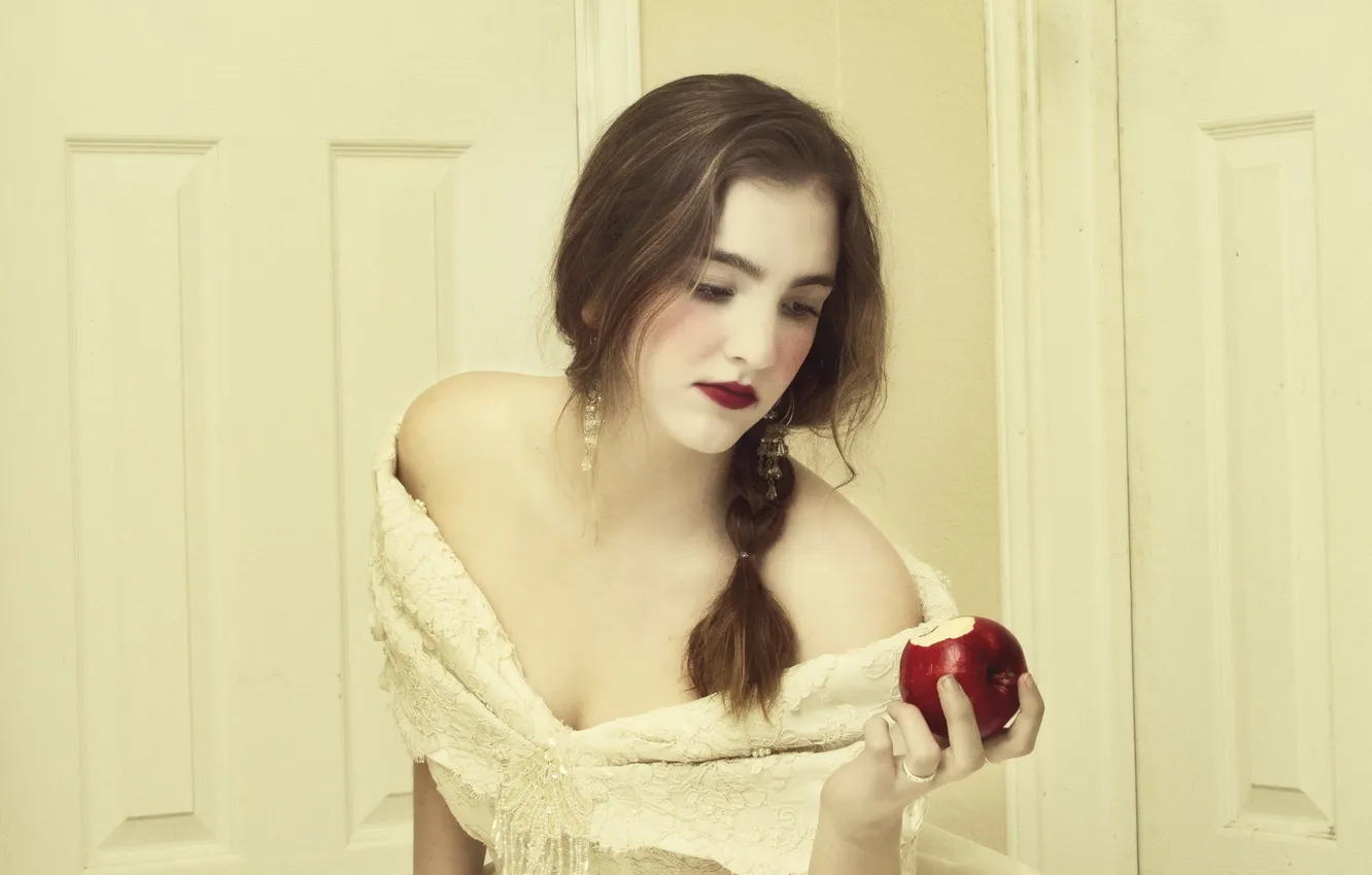 Фото обои девушка, настроение, яблоко, красота