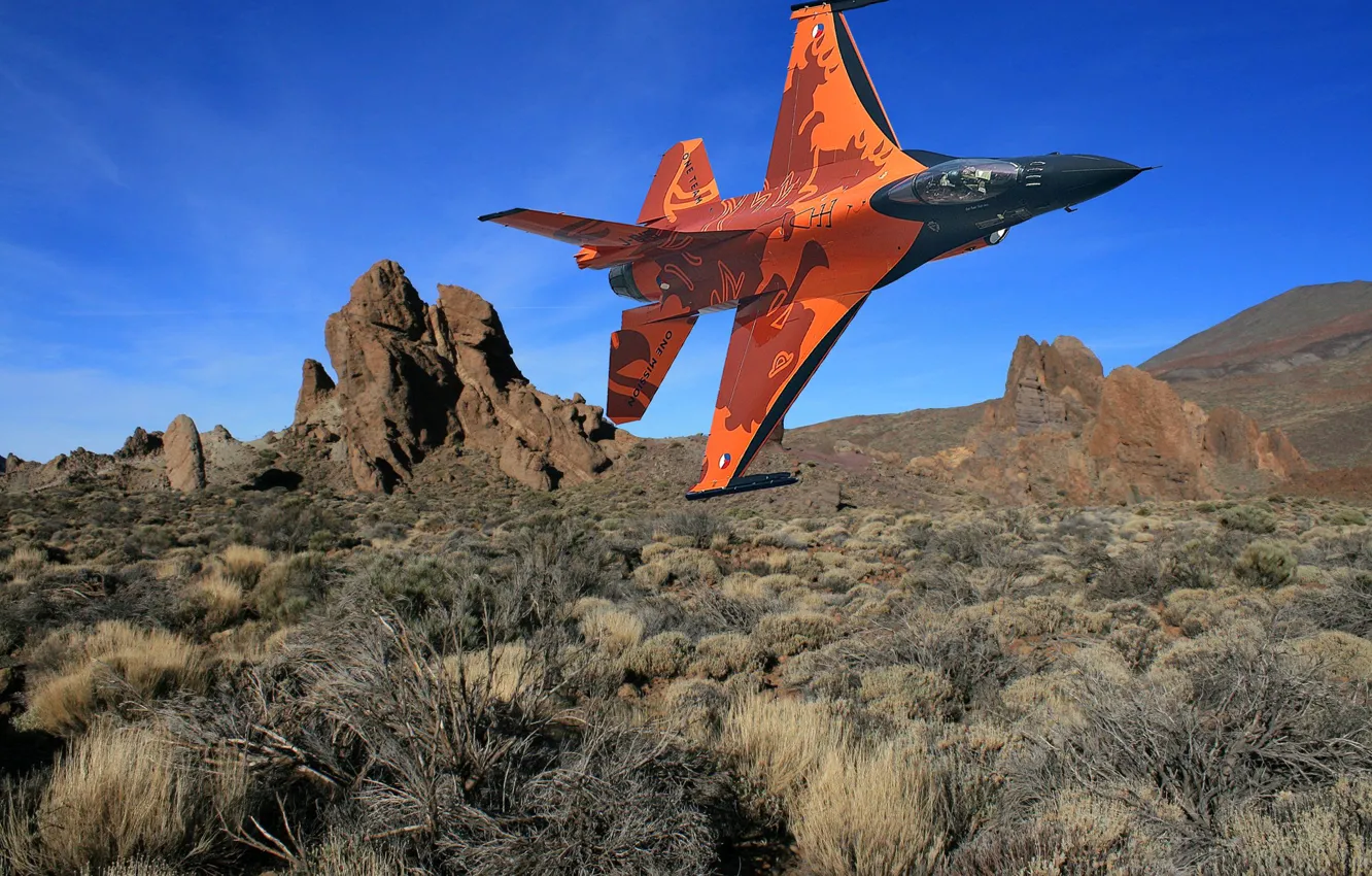 Фото обои полет, пейзаж, самолет, коллаж, истребитель, вираж, F-16, Fighting Falcon