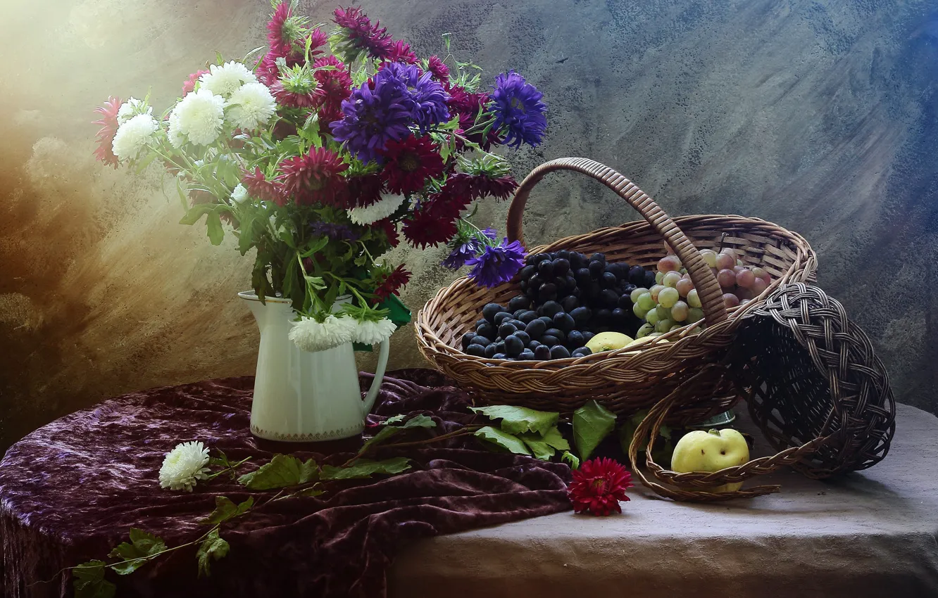 Фото обои цветы, стол, букет, виноград, натюрморт, корзинка, предметы, композиция