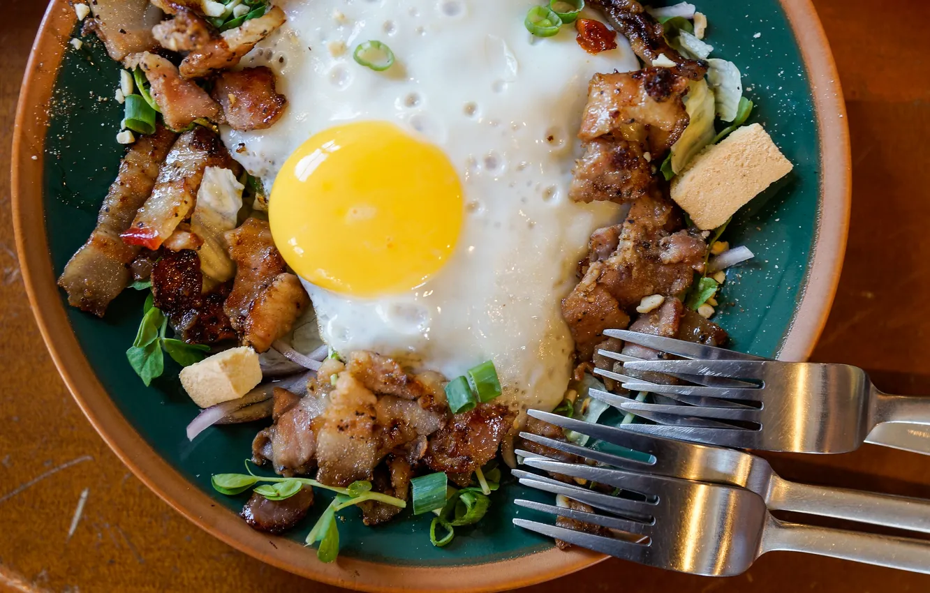 Фото обои яйцо, завтрак, яичница, бекон, вилки, крутоны, гренки, сухарики