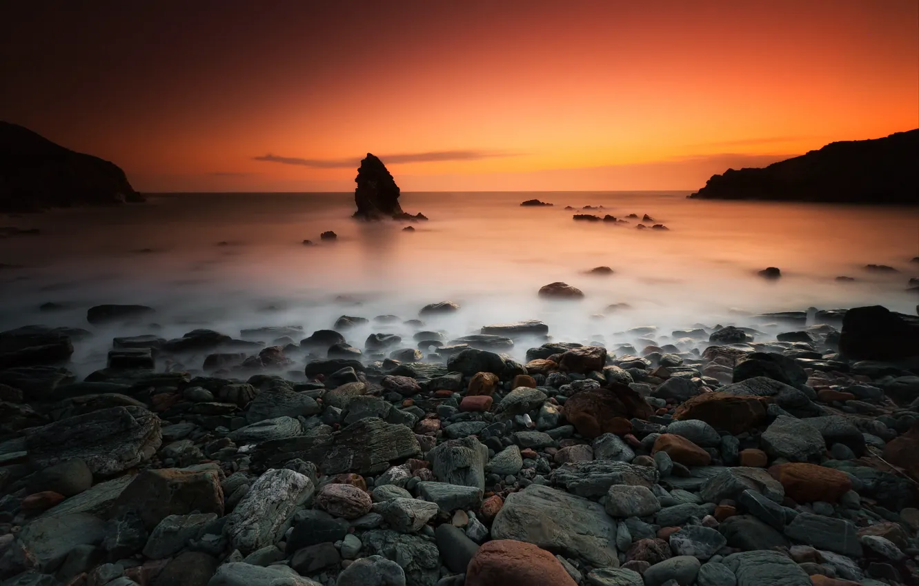 Фото обои море, закат, скала, камни, берег, горизонт
