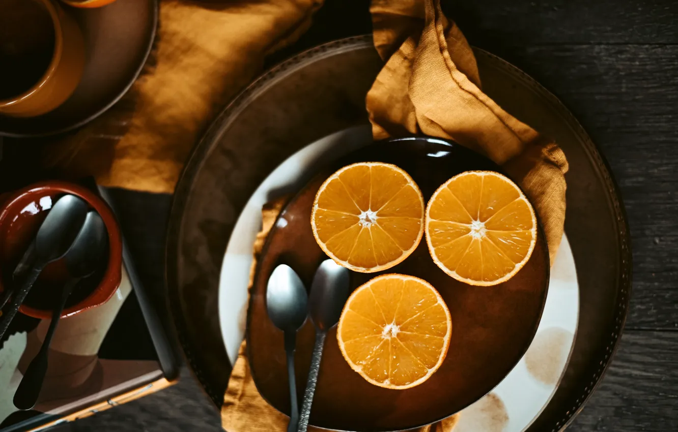 Фото обои темный фон, стол, доски, полотенце, апельсины, тарелки, посуда, трио