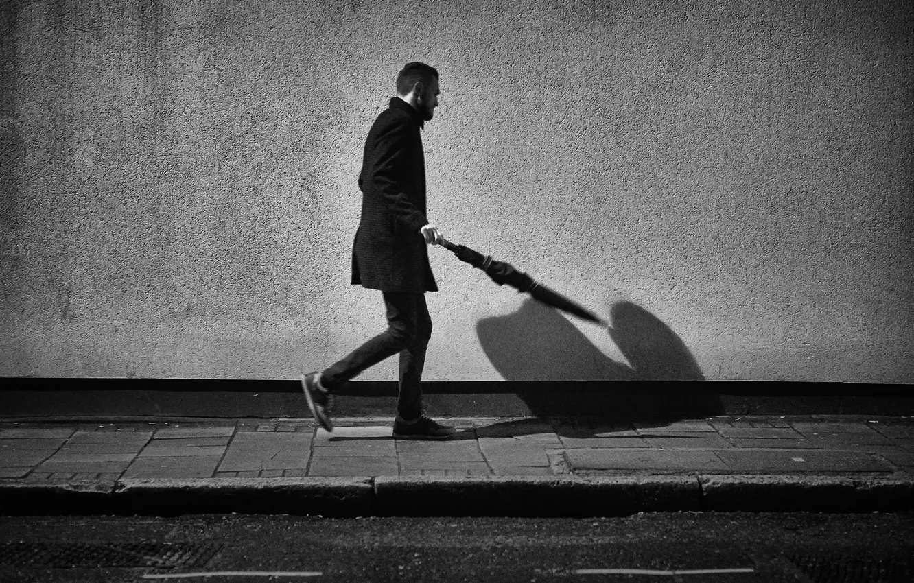 Фото обои зонтик, стены, тень, мужчина, тротуар, ходьба, городской