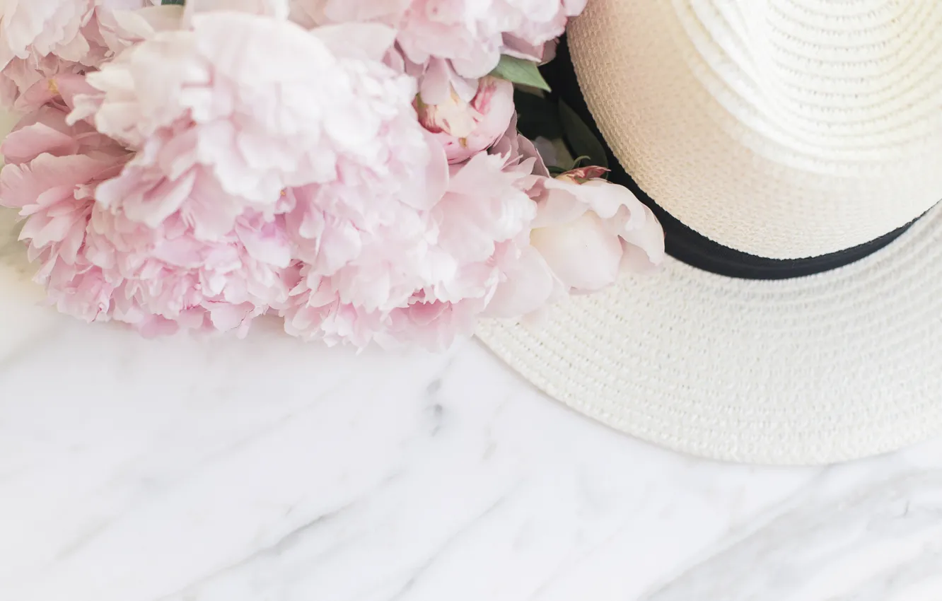Фото обои цветы, букет, шляпа, мрамор, pink, flowers, пионы, peonies