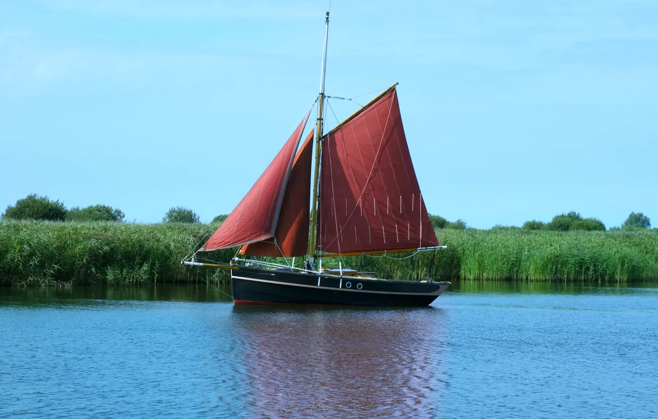 Фото обои небо, озеро, берег, парусник